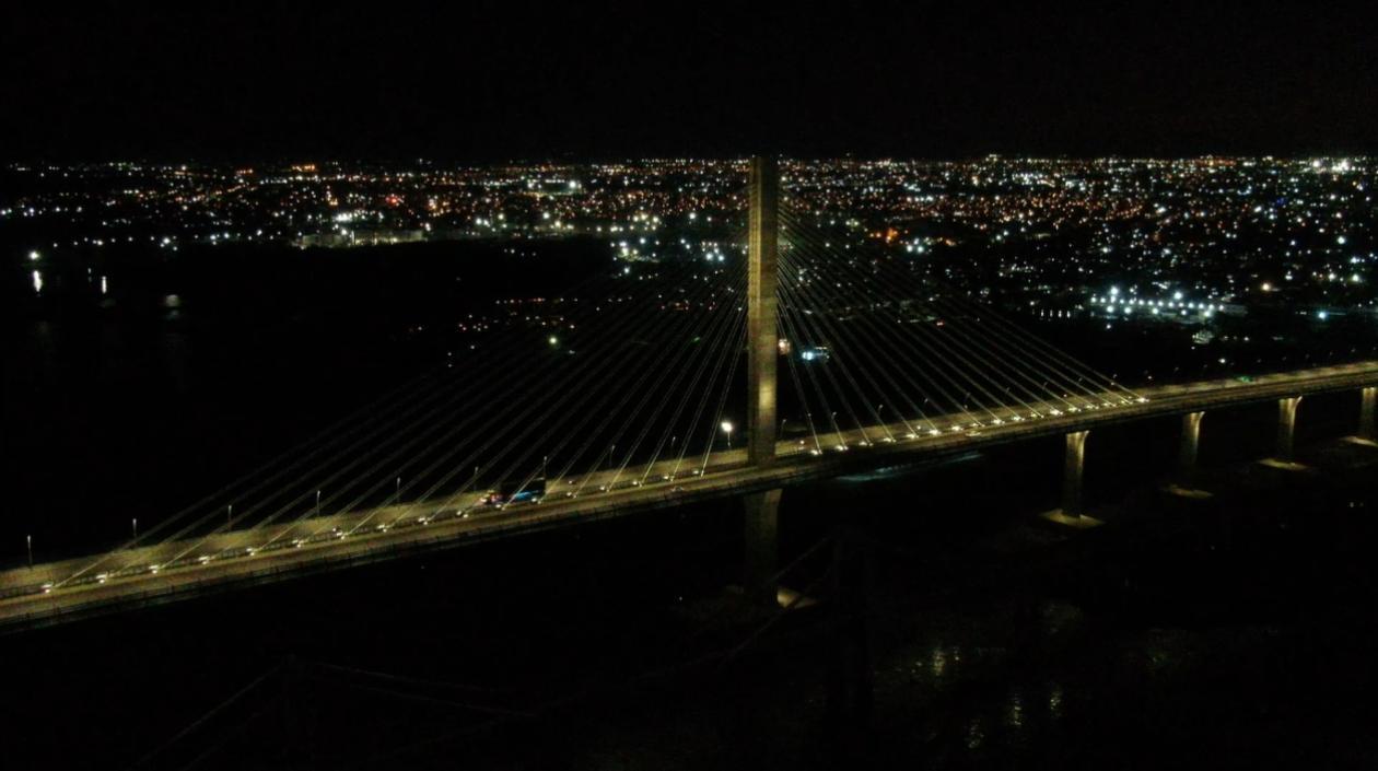 Imagen aérea del nuevo puente Pumarejo sin luces de obstáculos.