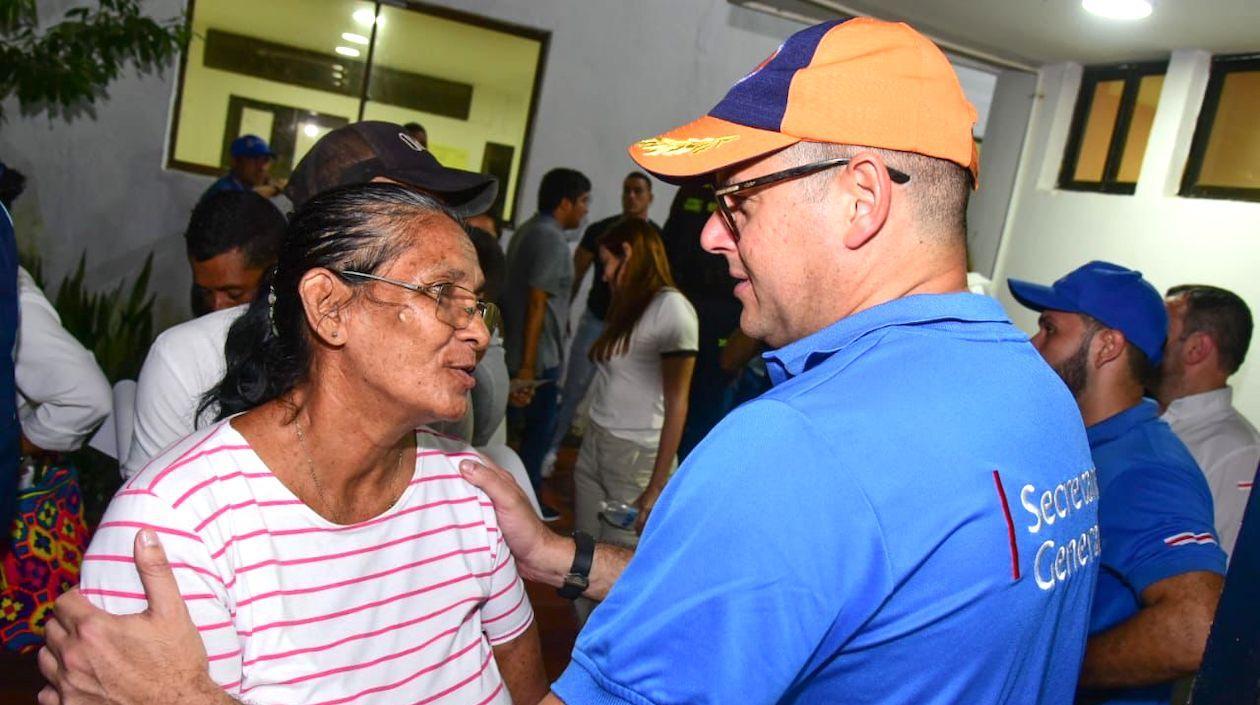 El Secretario General de la Gobernación, Raúl Lacouture, durante la entrega de los subsidios.