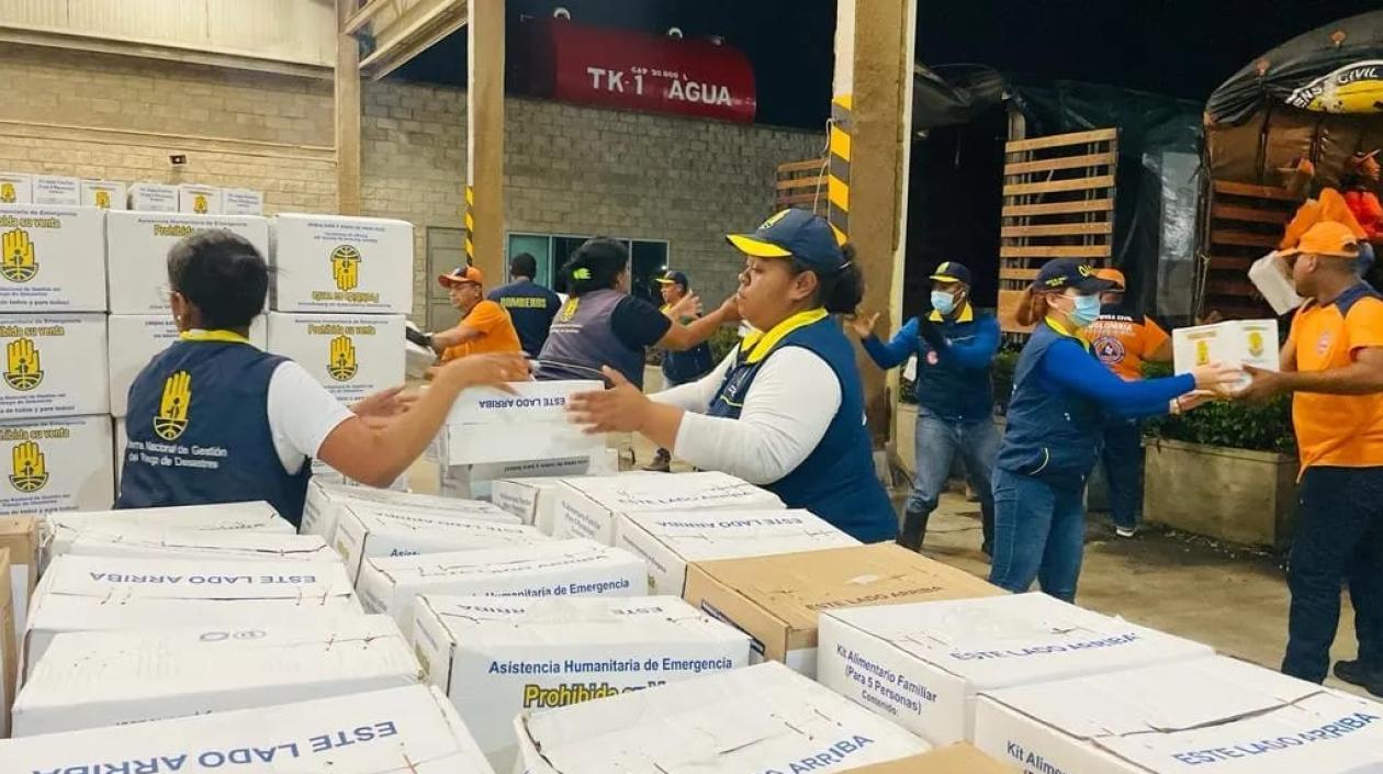 Funcionarios de la Unidad Nacional para la Gestión del Riesgo ordenan parre de los paquetes de ayudas.