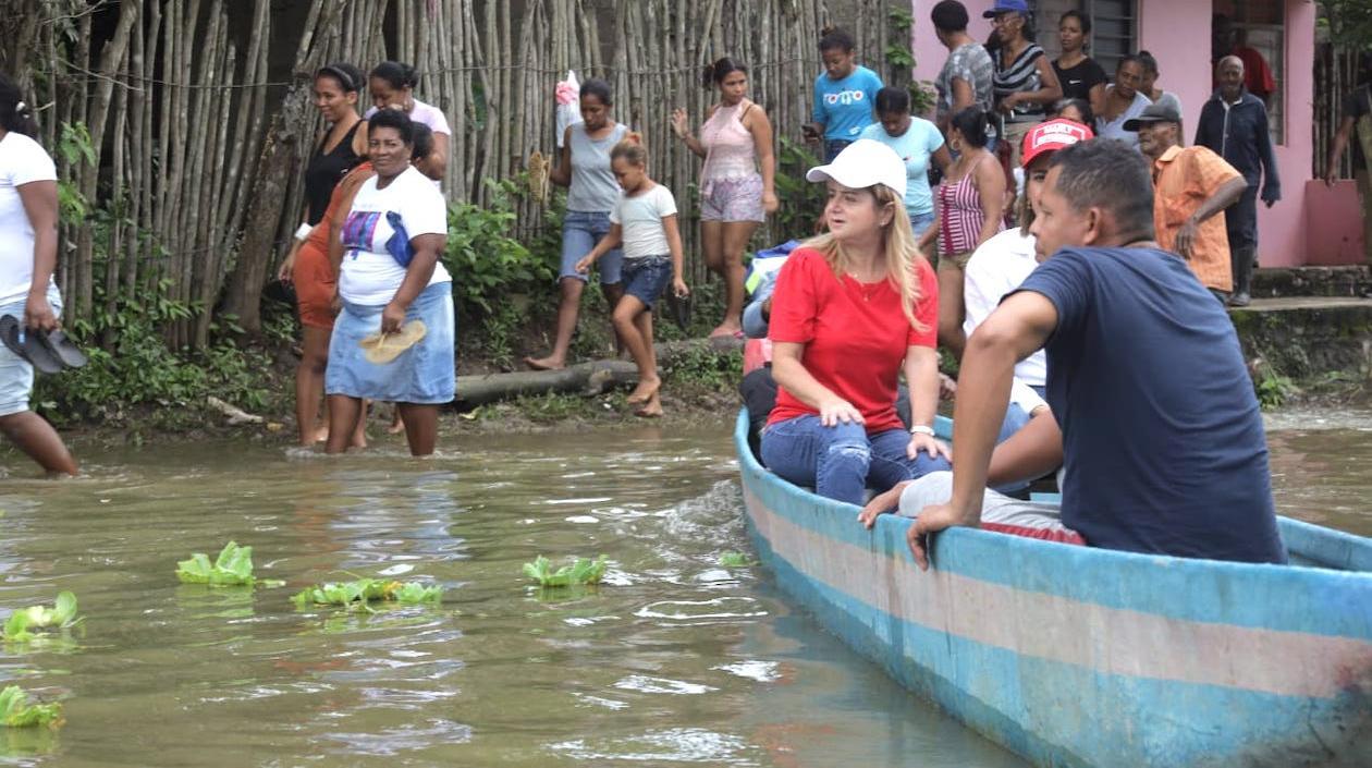 La Gobernadora Elsa Noguera recorriendo las zonas afectadas.