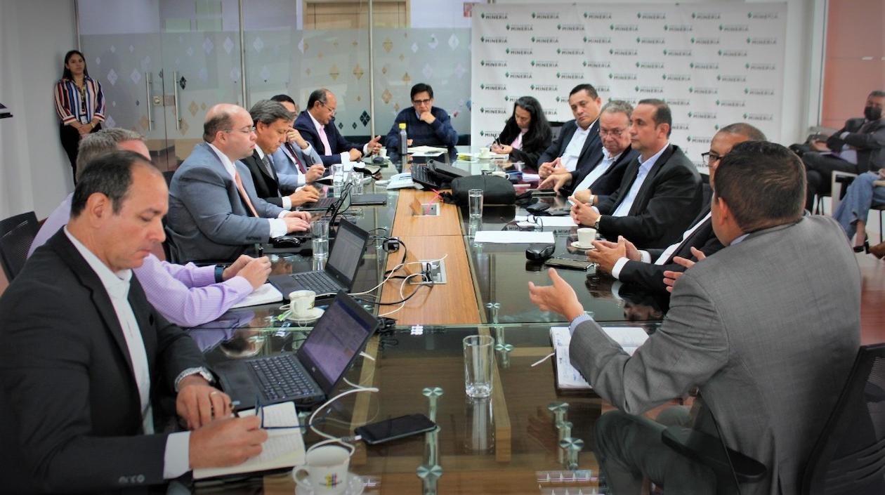 Mesa de trabajo en la Agencia Nacional de Minería.