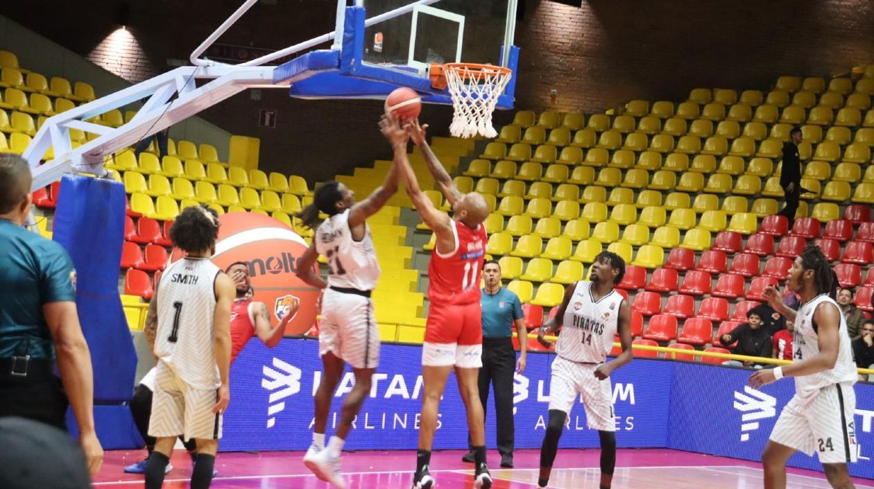 Acción en el tablero de Ernesto Oglivie. 