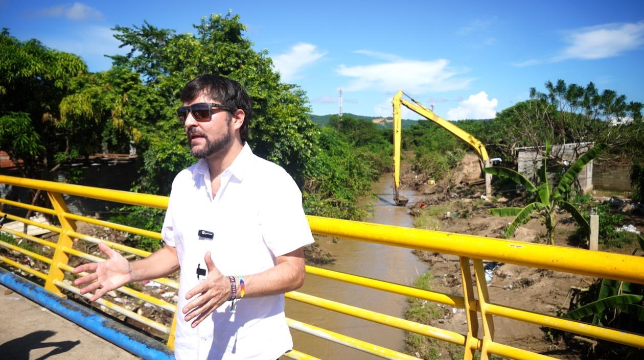 El Alcalde Jaime Pumarejo inspeccionando los trabajos.