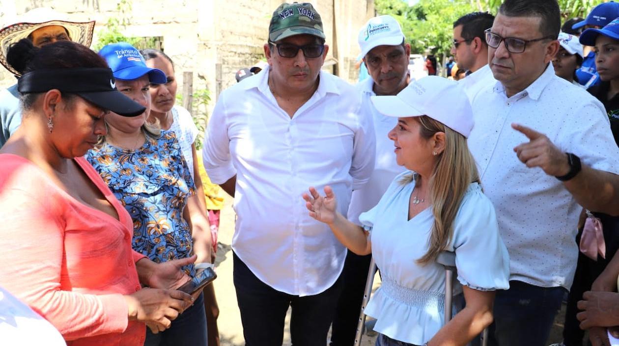 La Gobernadora Elsa Noguera recorriendo las zonas afectadas.