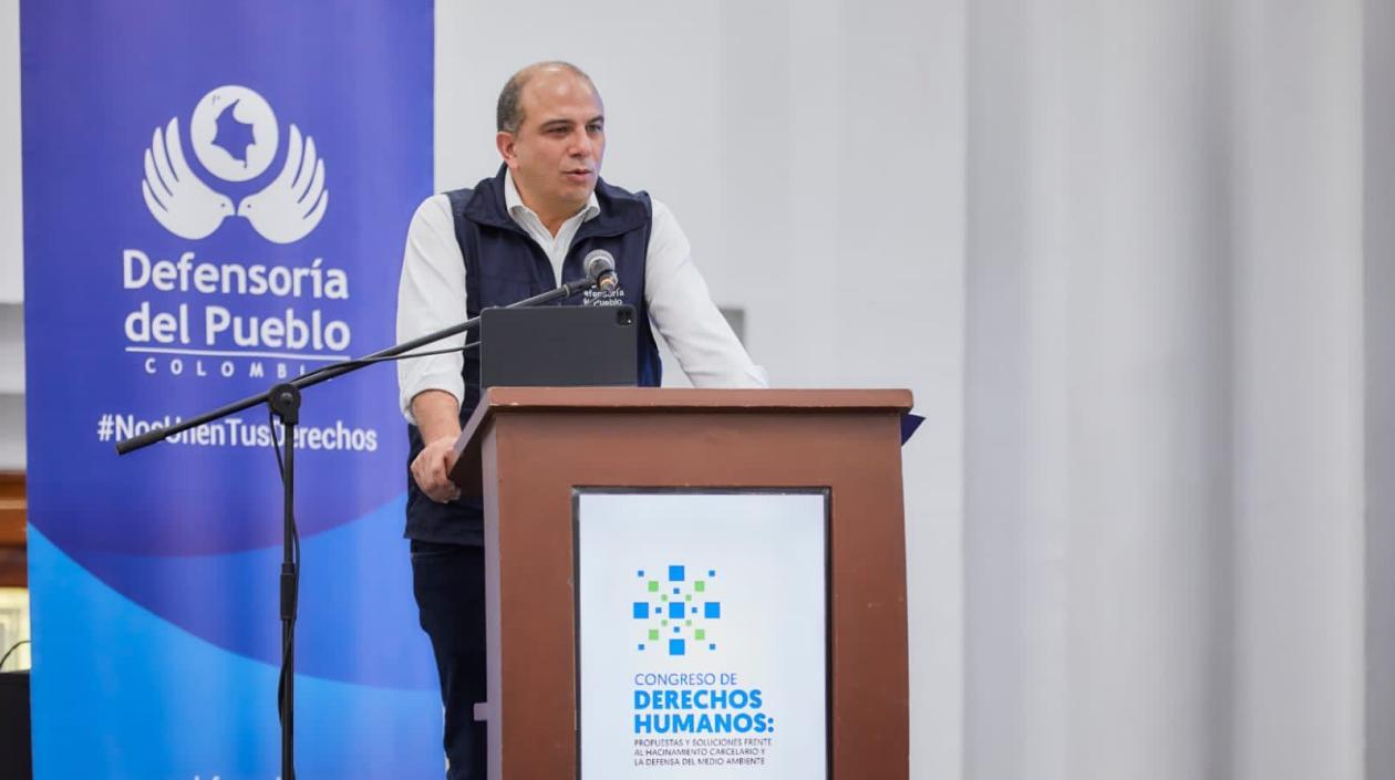 El Defensor del Pueblo Carlos Camargo.