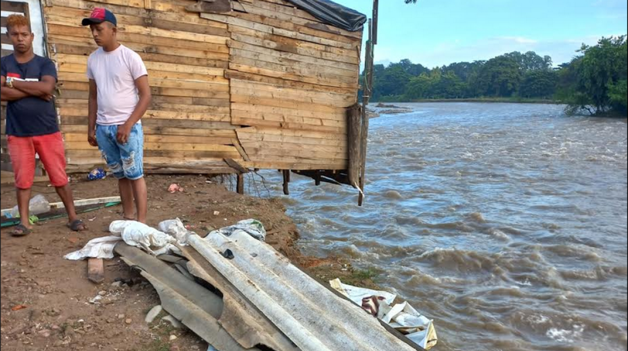 La creciente del río Guatapurí arrastró tres viviendas aledañas.