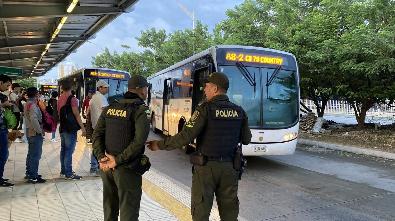 La Policía en una estación de Transmetro. 