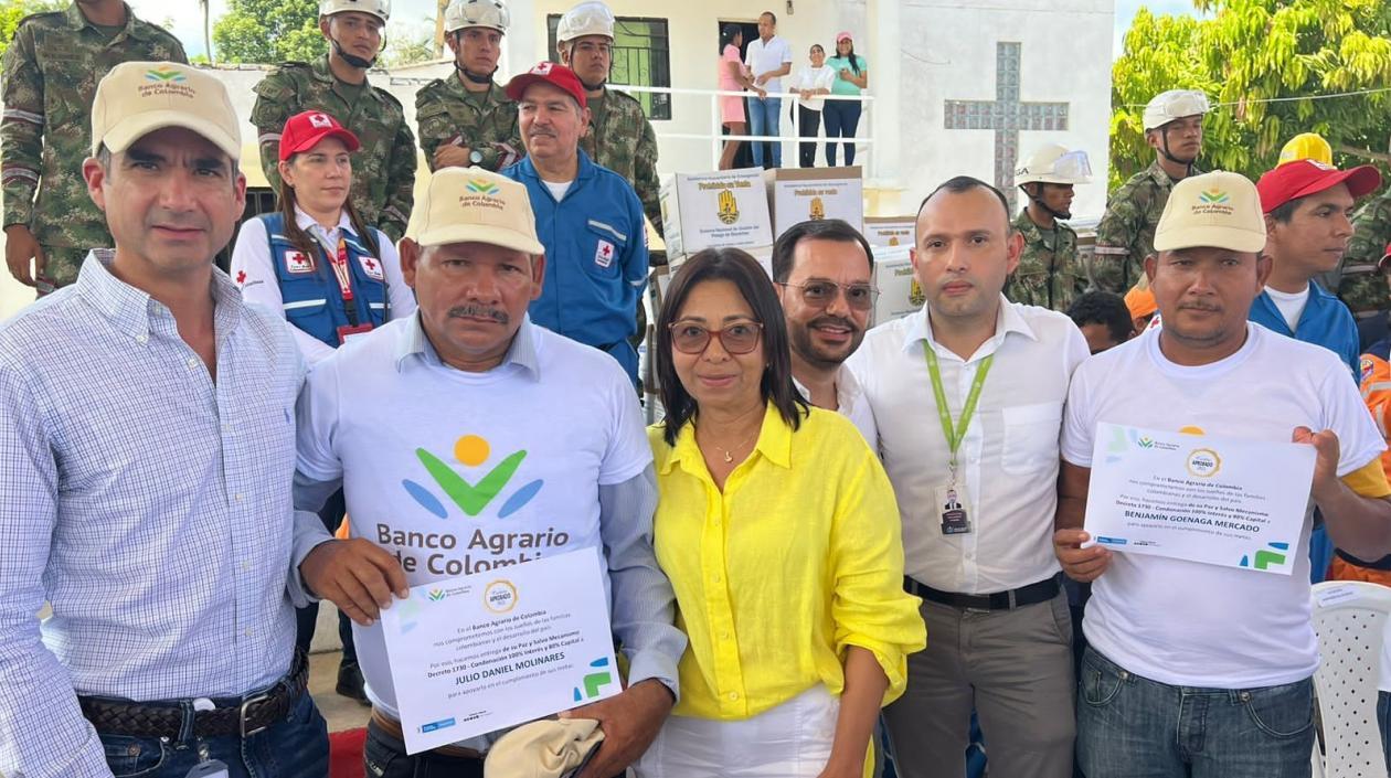 El presidente del Banco Agrario, la alcaldesa de Piojó y campesinos beneficiados.