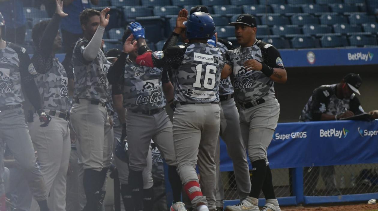 Peloteros de Caimanes celebran el jonrón de Leandro Emiliani.