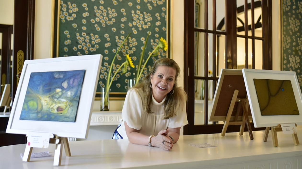 Cielo Támara, directora de Musa Galería de Arte, rodeada de las obras del maestro Jorge Serrano en 'La Perla'.