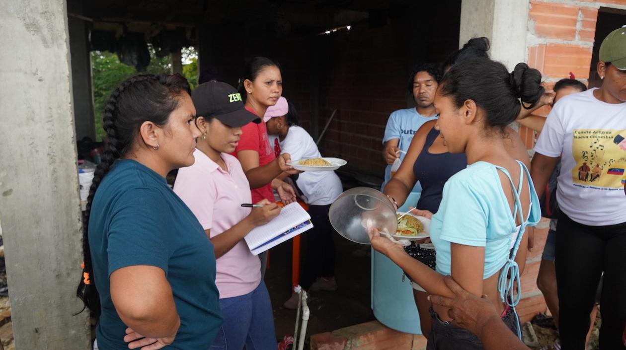 Atención de damnificados en las 'ollas comunitarias'.