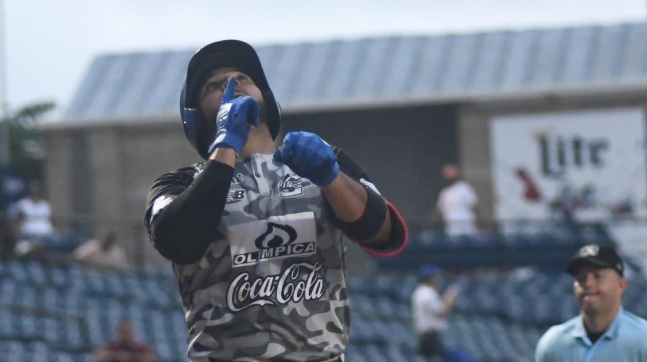 Carlos Martínez, receptor de los Caimanes de Barranquilla. 