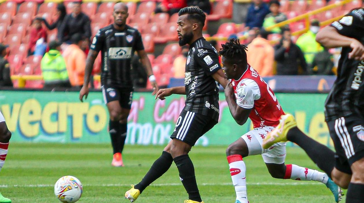 Luis 'Cariaco' González iniciando un ataque de los 'tiburones'.