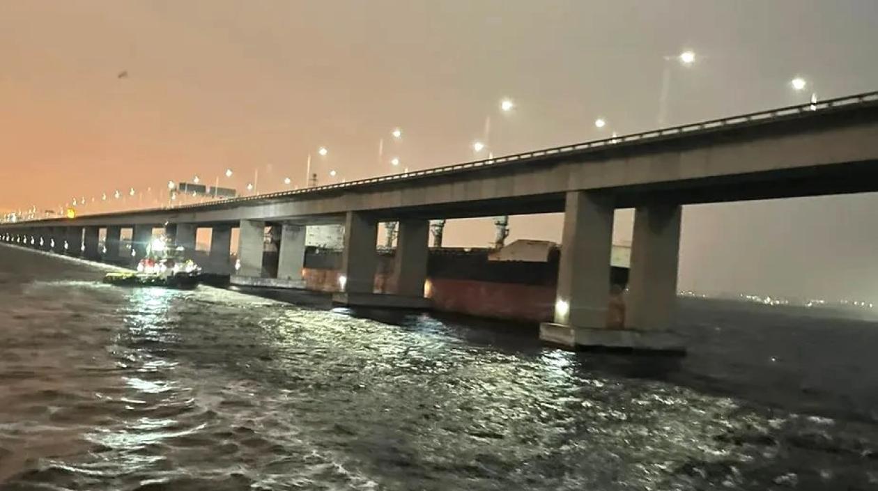 El barco tras colisionar con el puente.