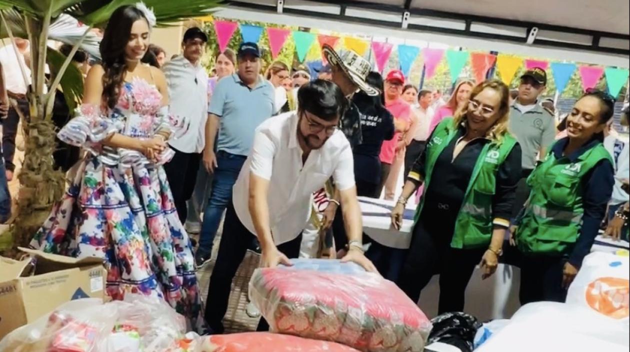 El Alcalde durante la donatón para los damnificados.