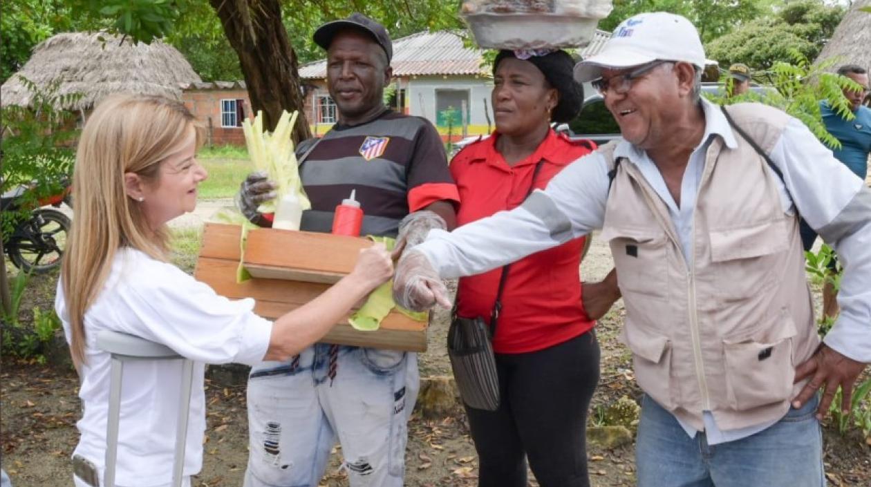 La gobernadora Elsa Noguera llevó este lunes ayuda a damnificados de las playas de Caño Dulce, en Tubará.