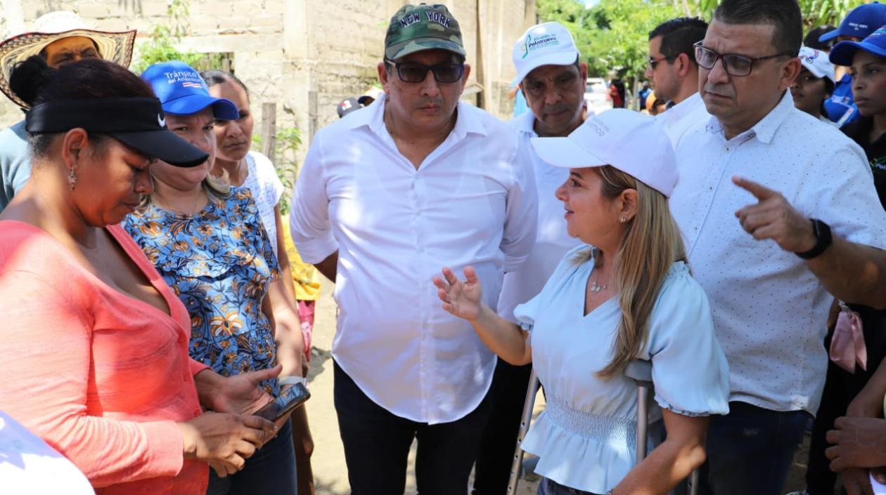 La Gobernadora Elsa Noguera con los damnificados del invierno.