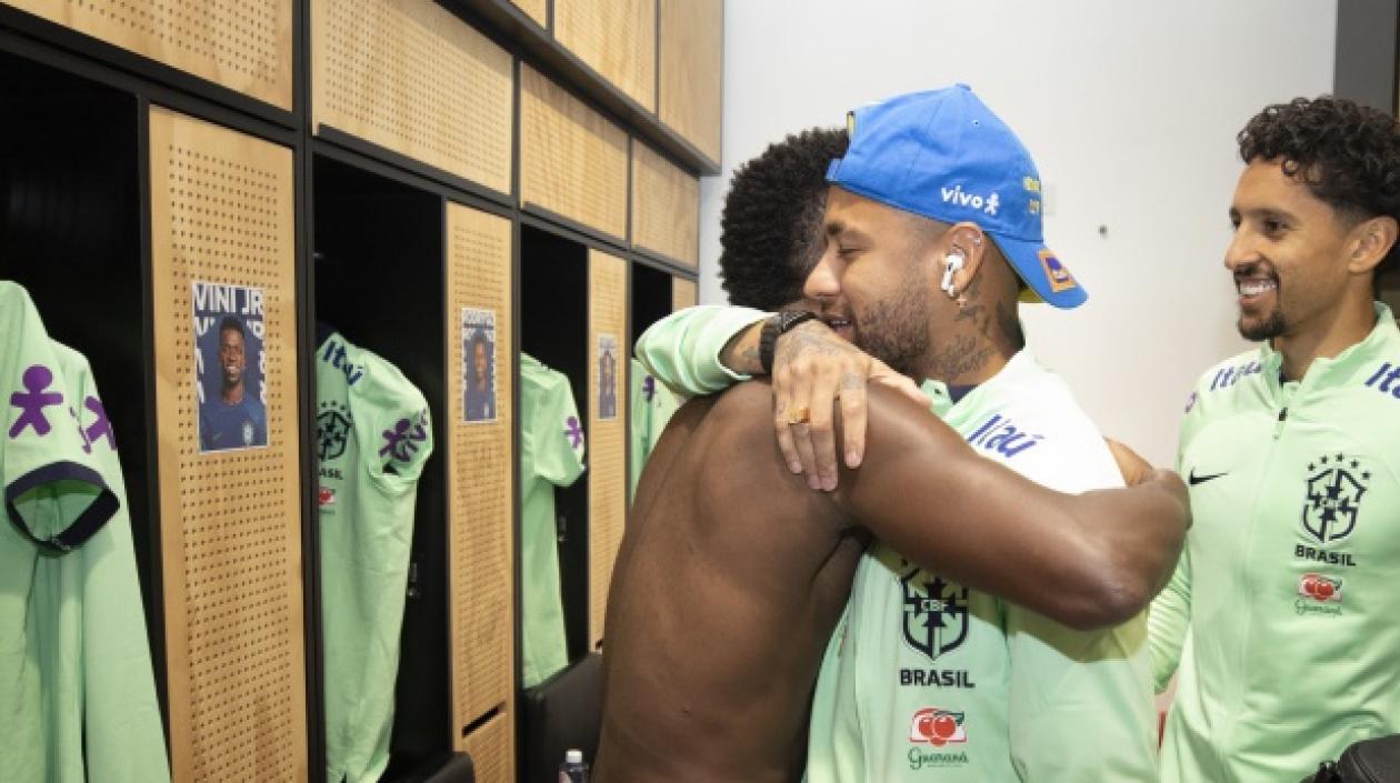 Neymar se saluda efusivamente con Vinicius. 