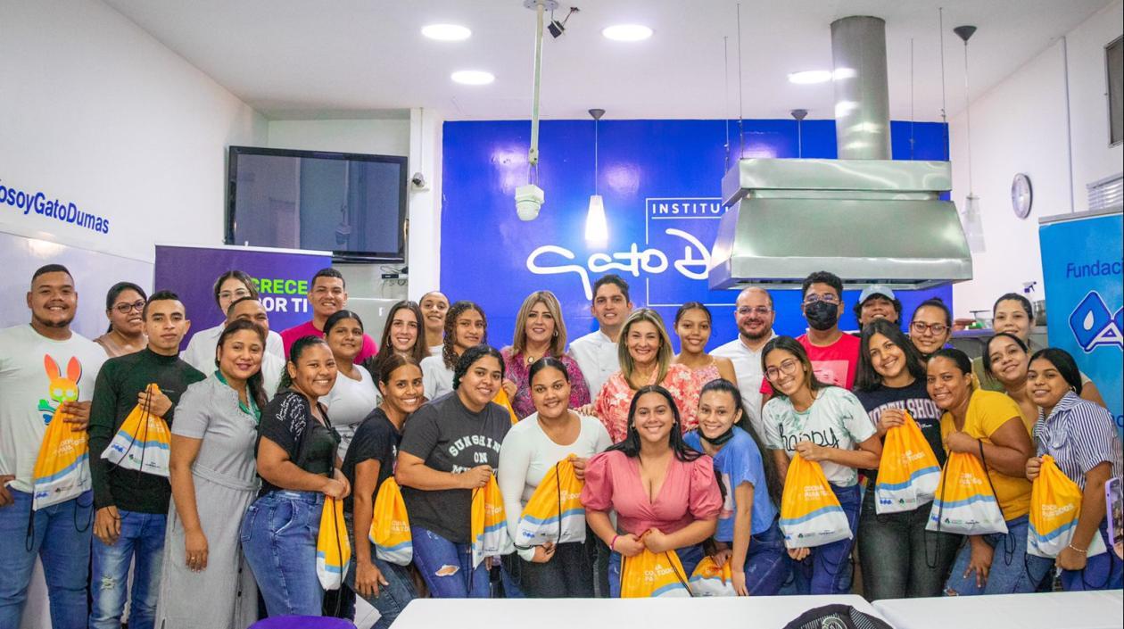 El grupo de seleccionados que estudiarán bajo la orientación de Gato Dumas y el reconocido chef Manuel Mendoza.