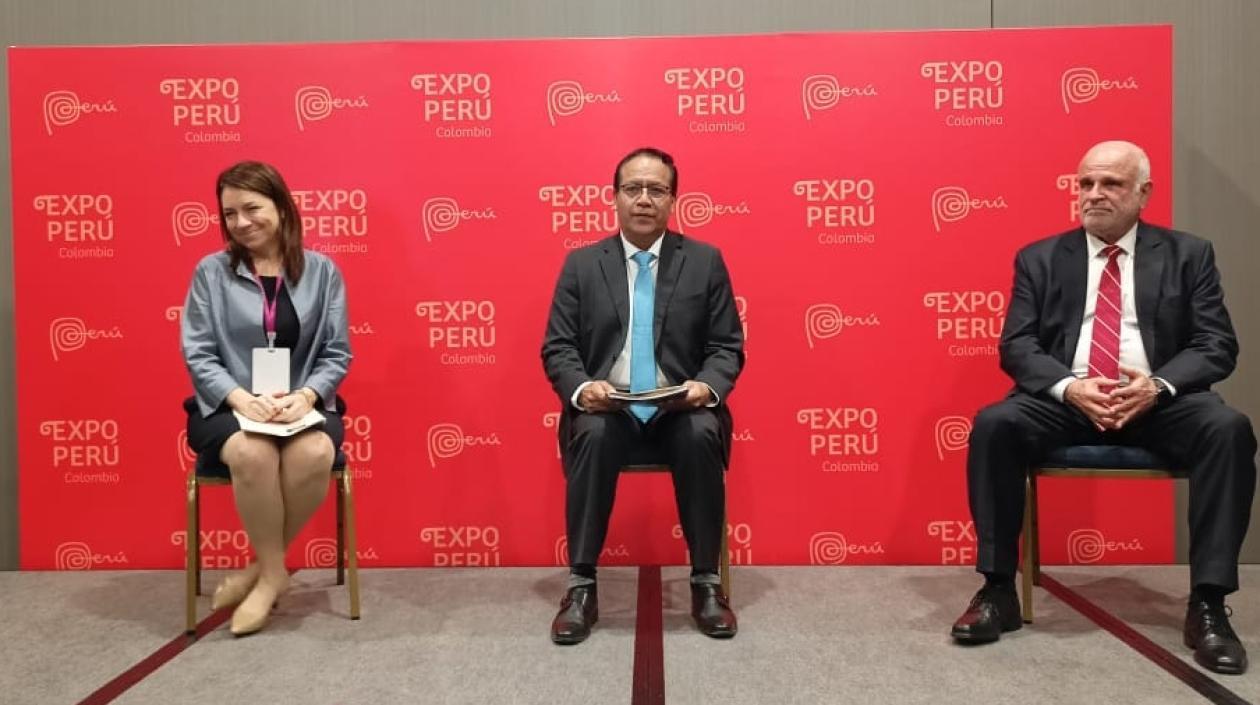 MinComercio peruano Roberto Sánchez (centro).