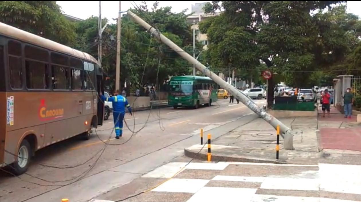 El poste sobre la vía.