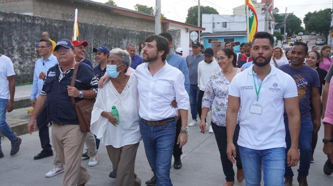 El Alcalde Jaime Pumarejo recorrió parte del kilómetro canalizado junto a vecinos de la obra.