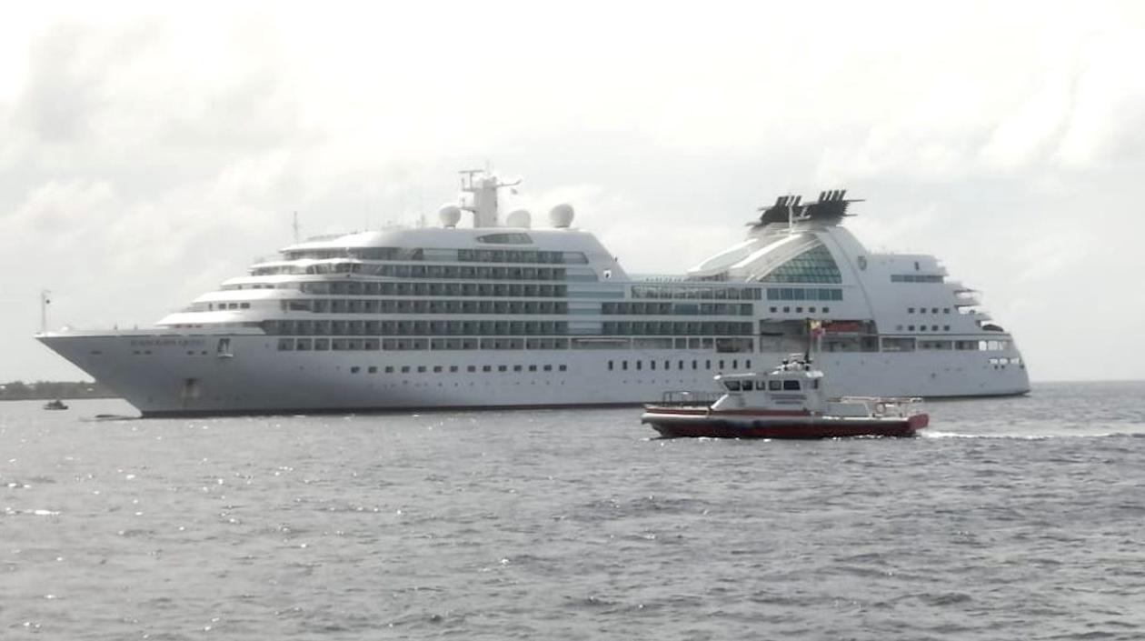 El  crucero "Seabourn Quest” llegando a San Andrés.