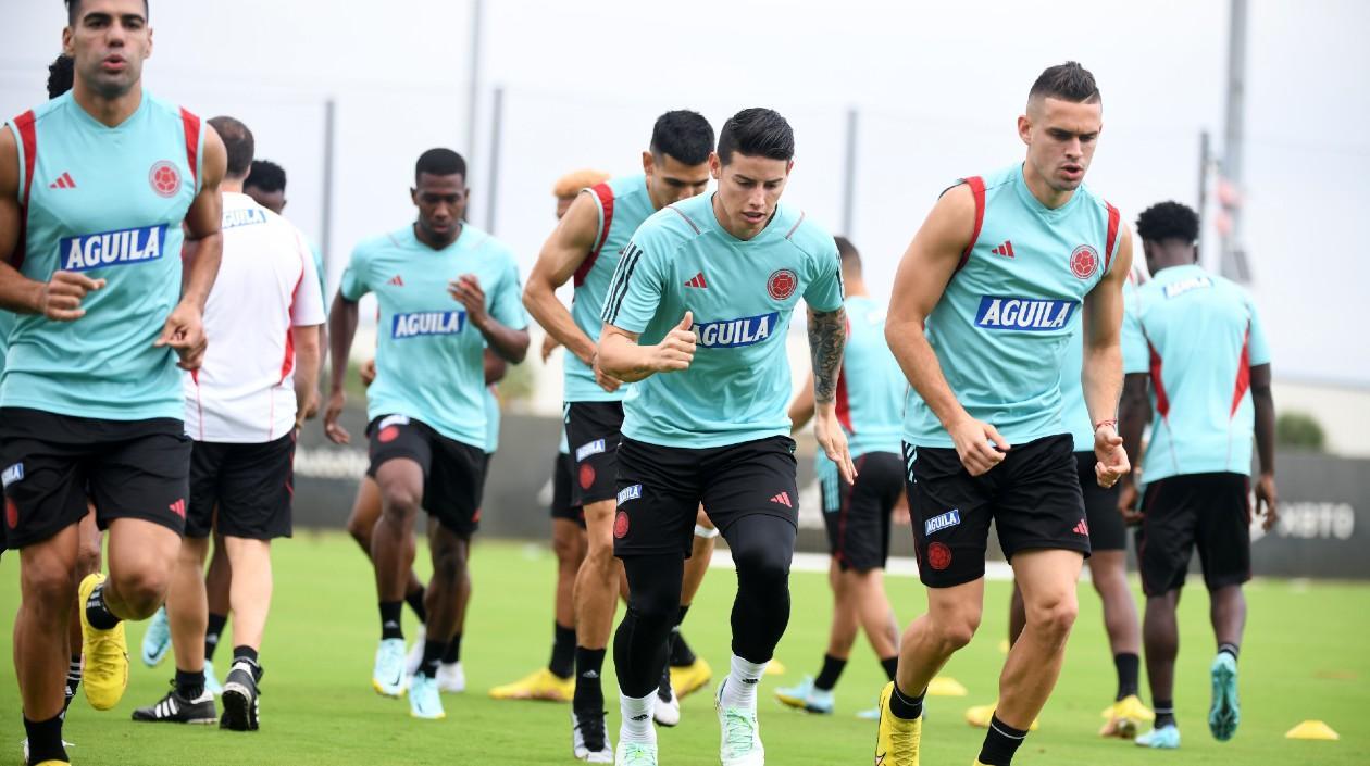 Falcao García, James Rodríguez y Rafael Santos Borré durante un entrenamiento. 