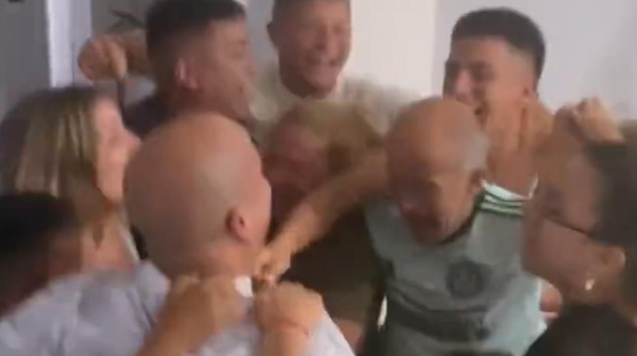 Familia de Thiago Almada al momento de celebrar. 