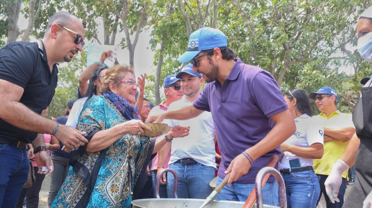 Alcalde Jaime Pumarejo compartiendo con la comunidad. 