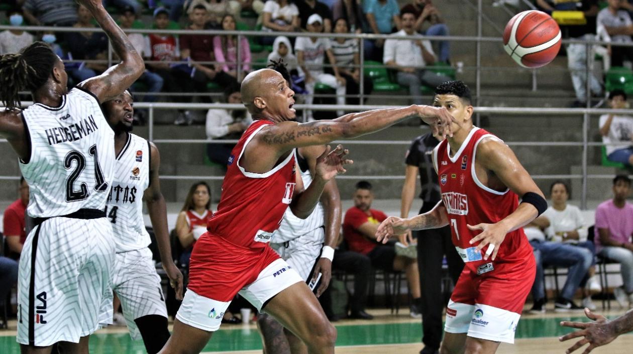 Ernesto Oglivie, fue la gran figura de las semifinales.