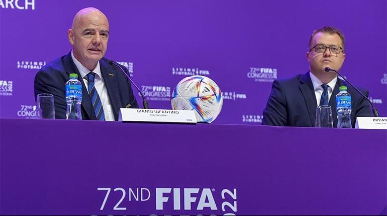 Bryan Swanson (der.) y  Gianni Infantino.
