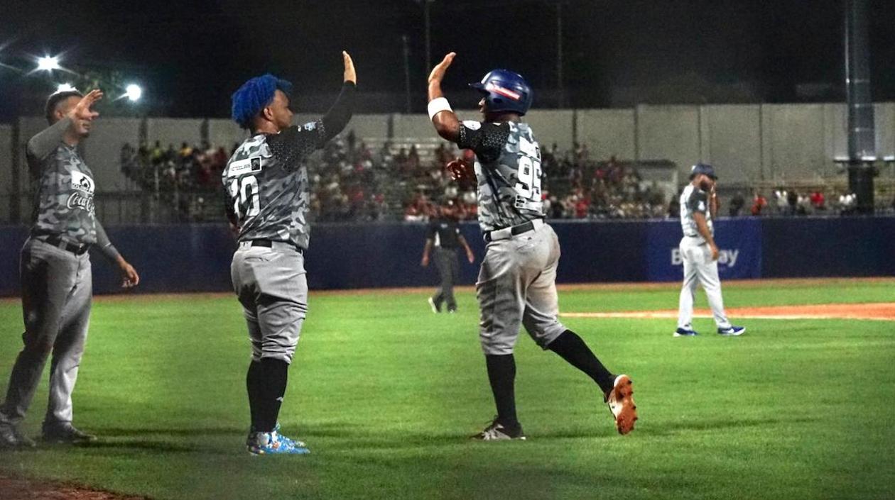 Leandro Emiliani celebra con Harold Ramírez.