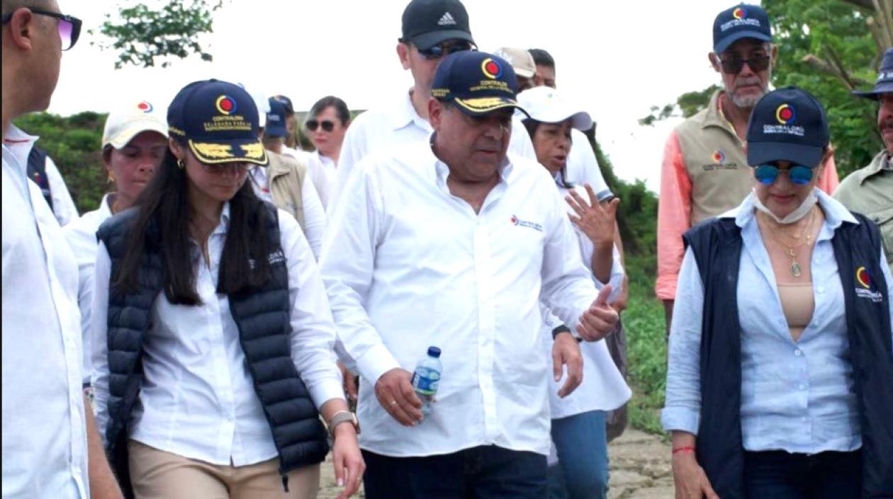 El Contralor Carlos Hernán Rodríguez Becerra recorriendo el municipio de Piojó.