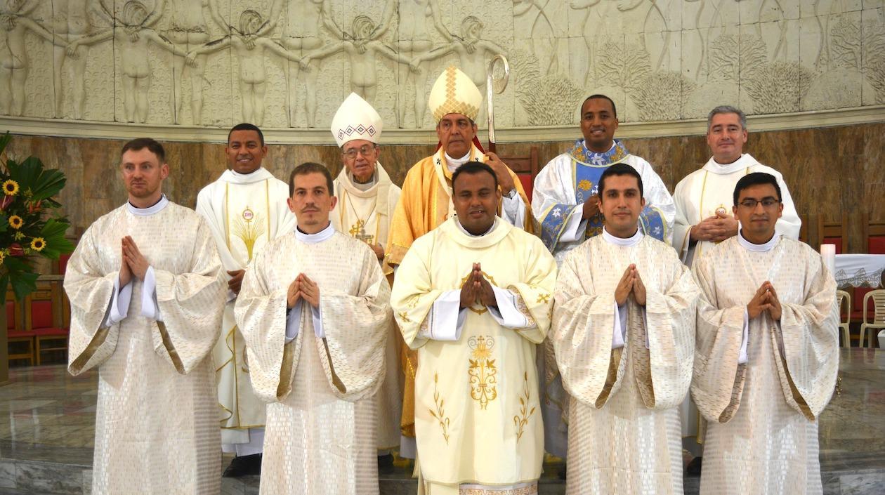 Los nuevps sacerdotes y el diácono que fueron ordenados.