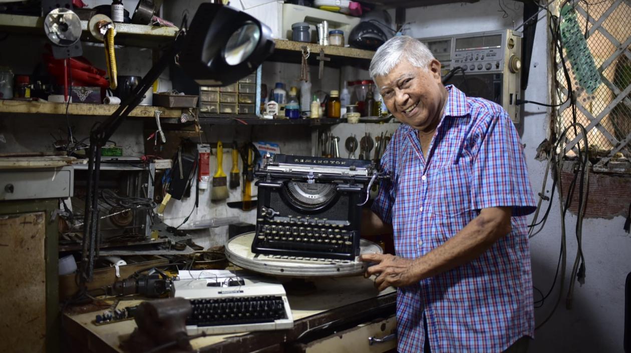José Arcón, propietario del famoso Taller Arcón, en su casa en el norte de Barranquilla.
