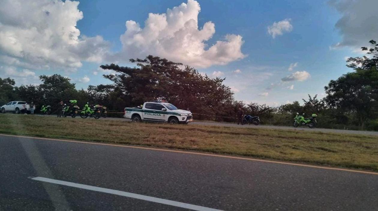 La Policía acordonó el área donde fue hallado el cadáver. 