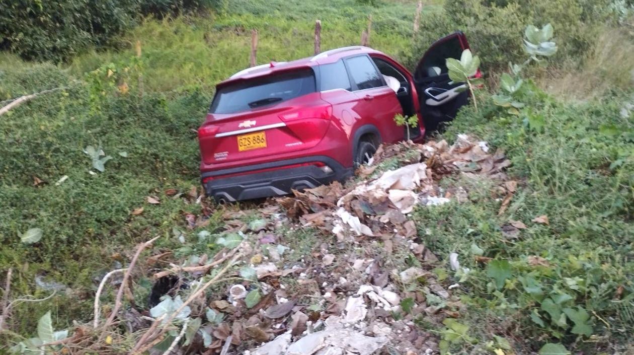 Tras el impacto la camioneta se salió de la vía.