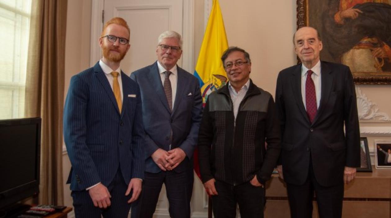 El presidente Petro y el canciller Álvaro Leyva con el editor jefe de WikiLeaks, Kristinn Hrafnsson.