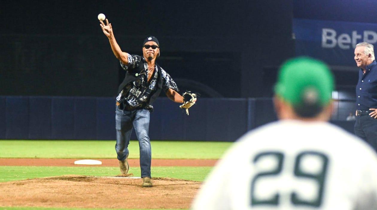 Lanzamiento de la primera bola a cargo de Cuba Gooding Jr., en el Édgar Rentería.