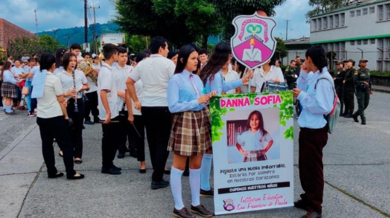 Marcha de estudiantes de Chinchiná, Caldas, por la muerte de la pequeña Danna Sofía.
