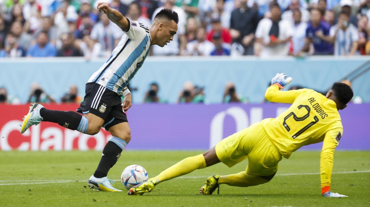 Lautaro Martínez enfrenta en mano a mano al arquero saudí. 