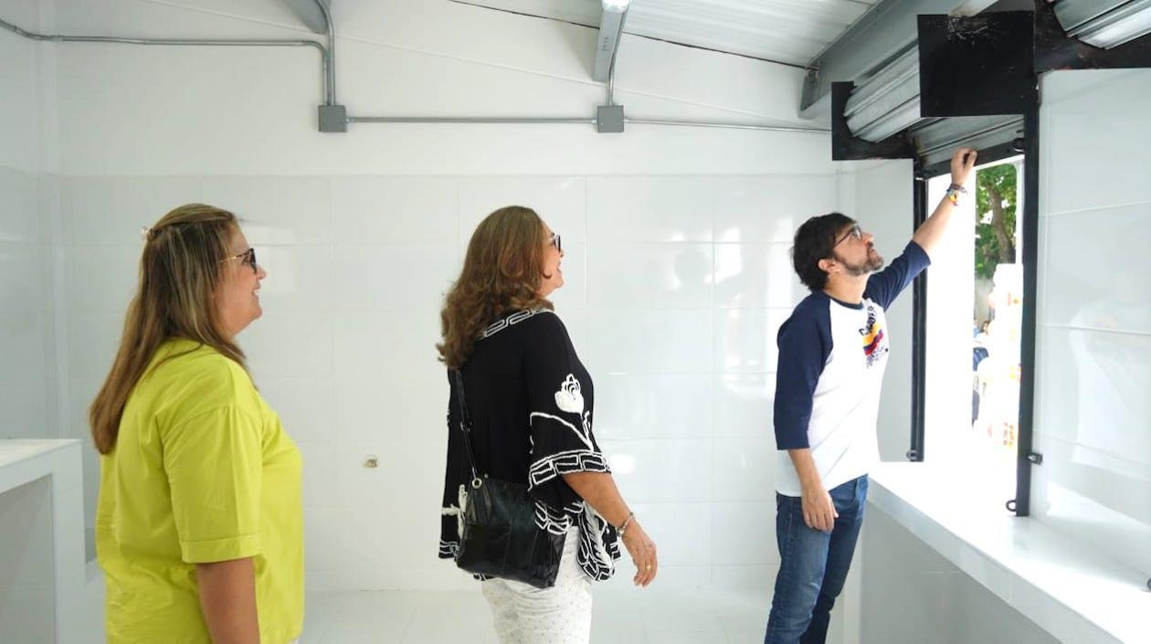 El Alcalde Jaime Pumarejo en las instalaciones de la IED Antonio José de Sucre.