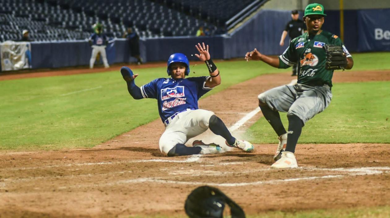 Gustavo Campero anota la séptima carrera de Caimanes.