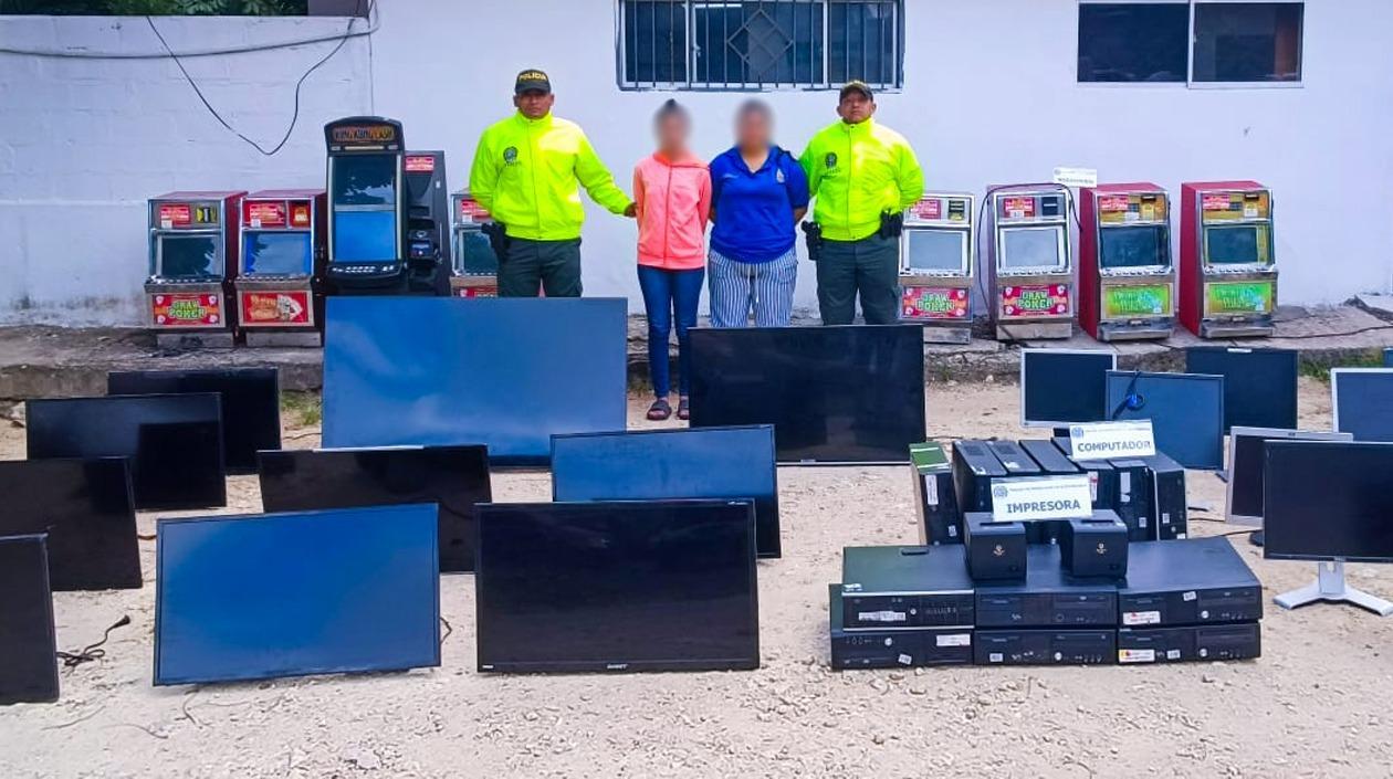 Las capturadas y los elementos incautados en los operativos. 