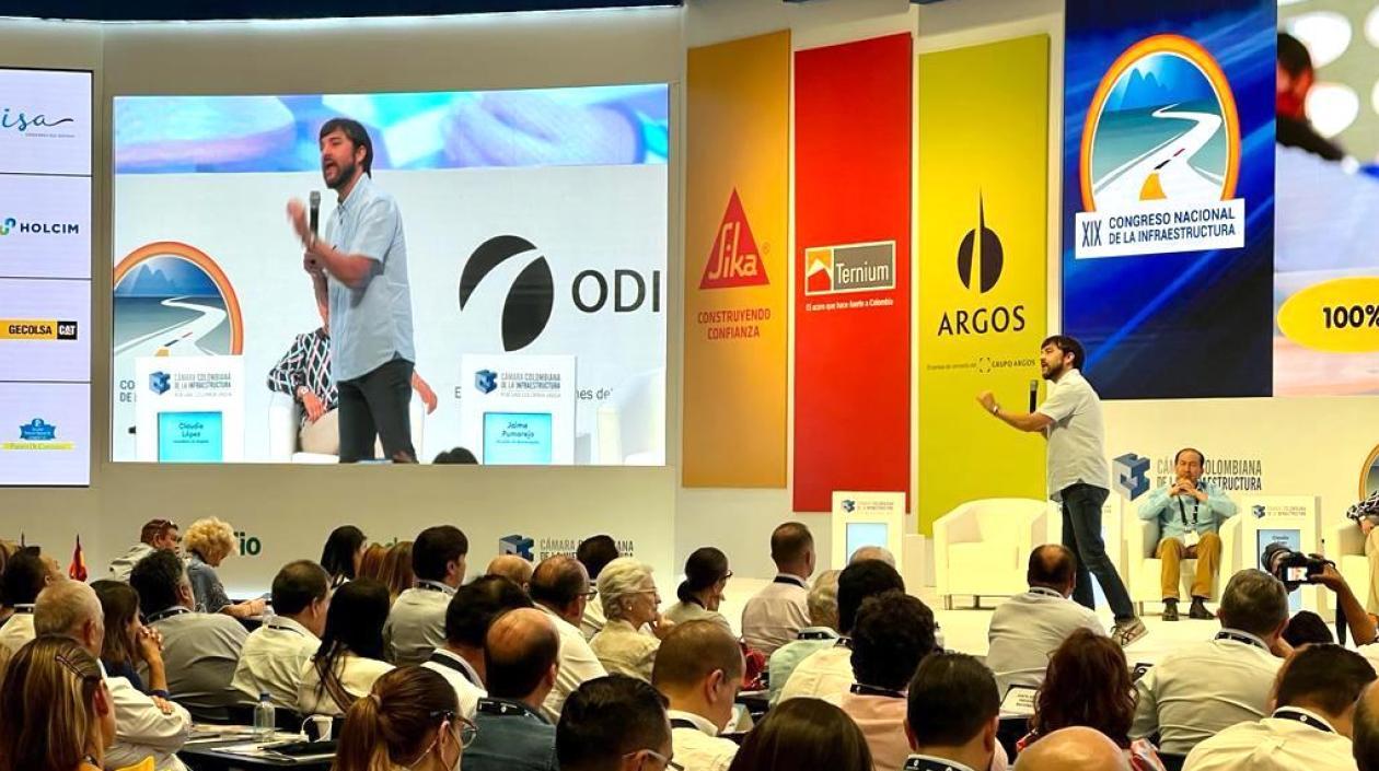 El Alcalde Jaime Pumarejo participando en el evento.