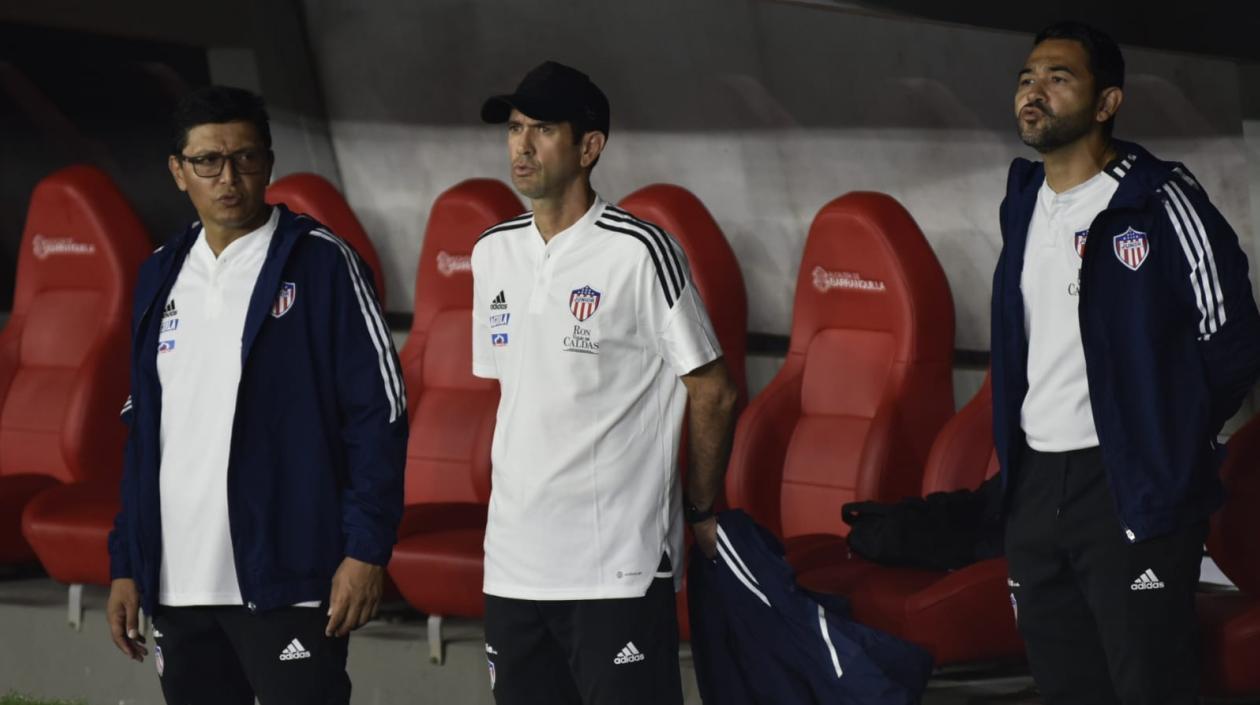 El técnico de Junior, Arturo Reyes (centro).