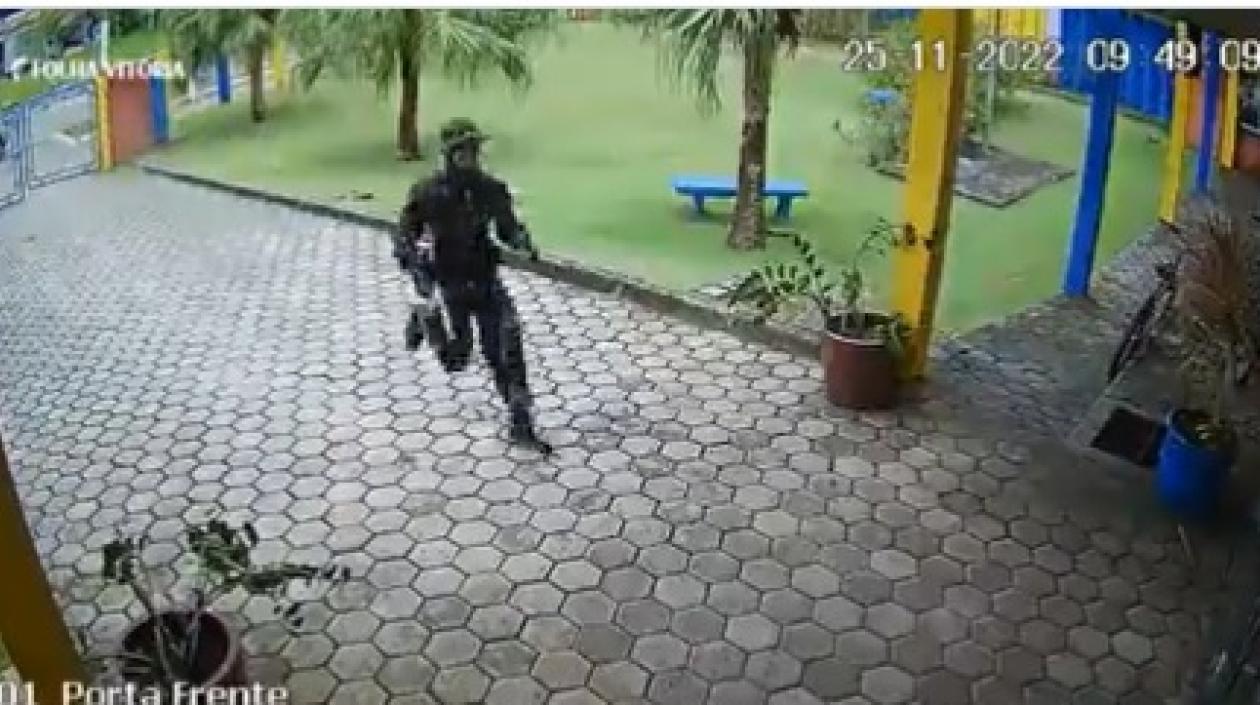 El atacante armado ingresa a una primera escuela.