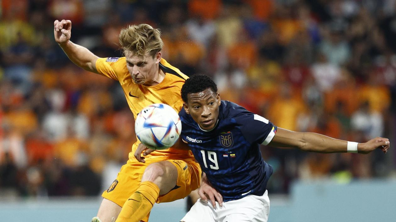 Frenkie De Jong disputa el balón con Gonzalo Plata.