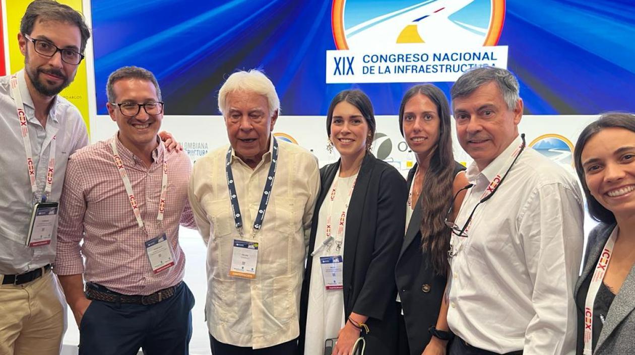 El exjefe del Gobierno Español Felipe González con asistentes al foro de infraestructura